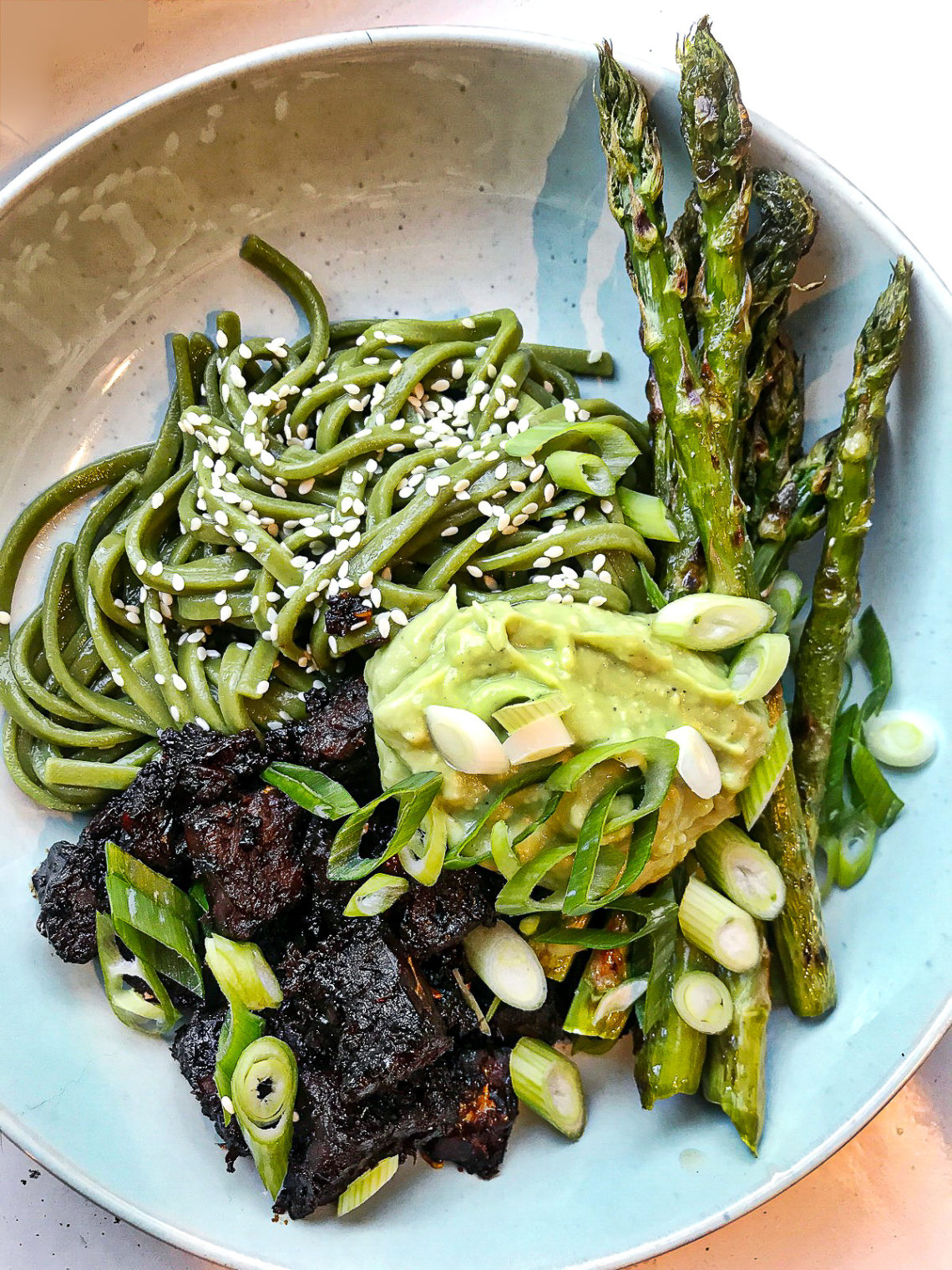 Noodles met sticky tempeh, groene asperges en avocado