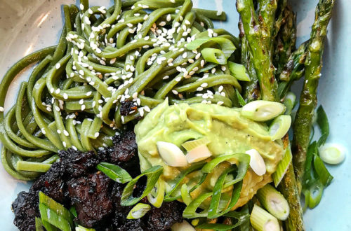 Noodles met sticky tempeh, groene asperges en avocado