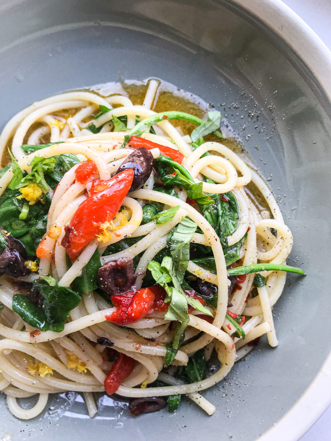 Bord met spaghetti aglio olio e peperoncino