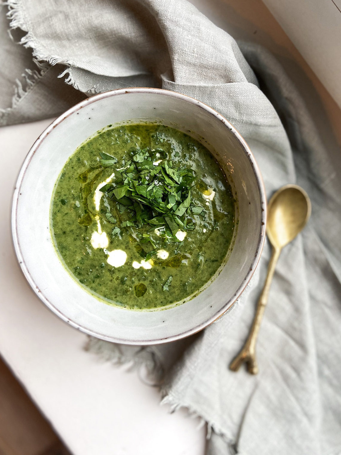 Vegan groene groentesoep met broccoli, prei en spinazie