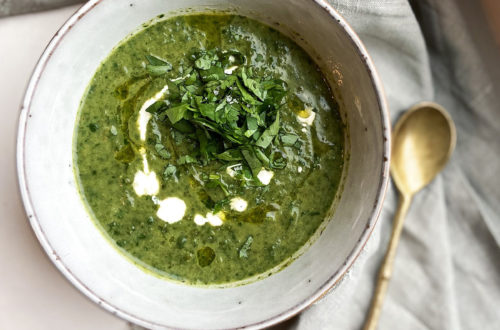 Vegan groene groentesoep met broccoli, prei en spinazie