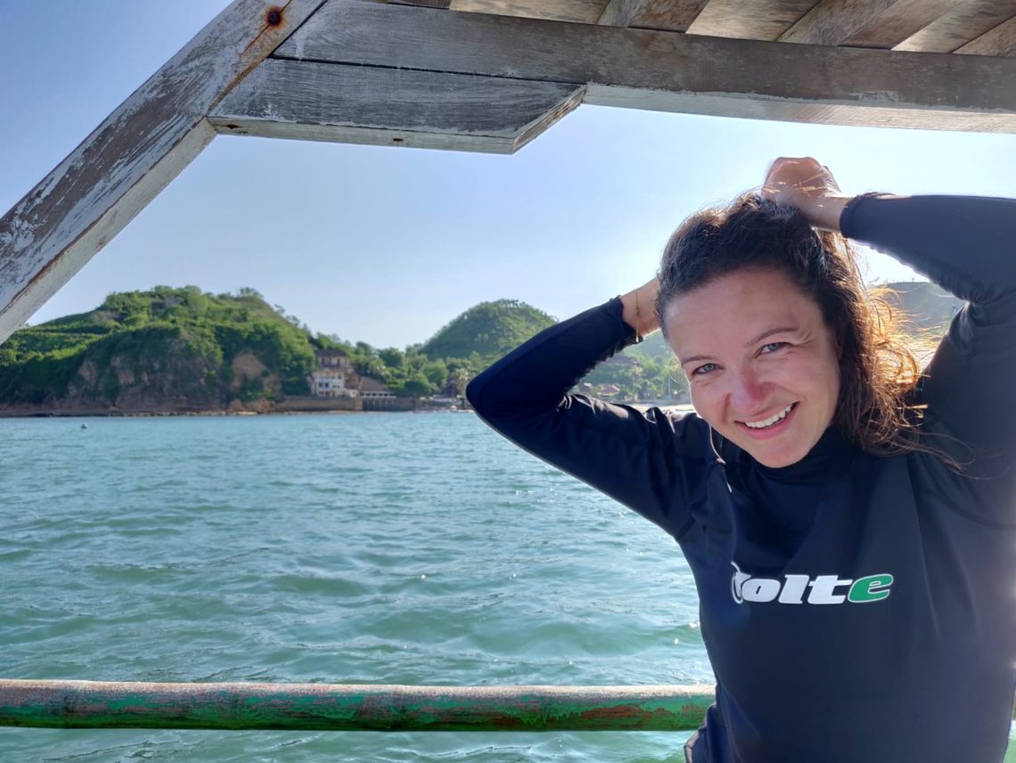 Liselotte Legebeke op de boot in Gerupuk