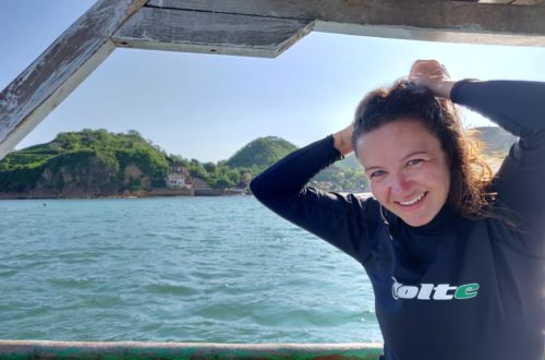 Liselotte Legebeke op de boot in Gerupuk