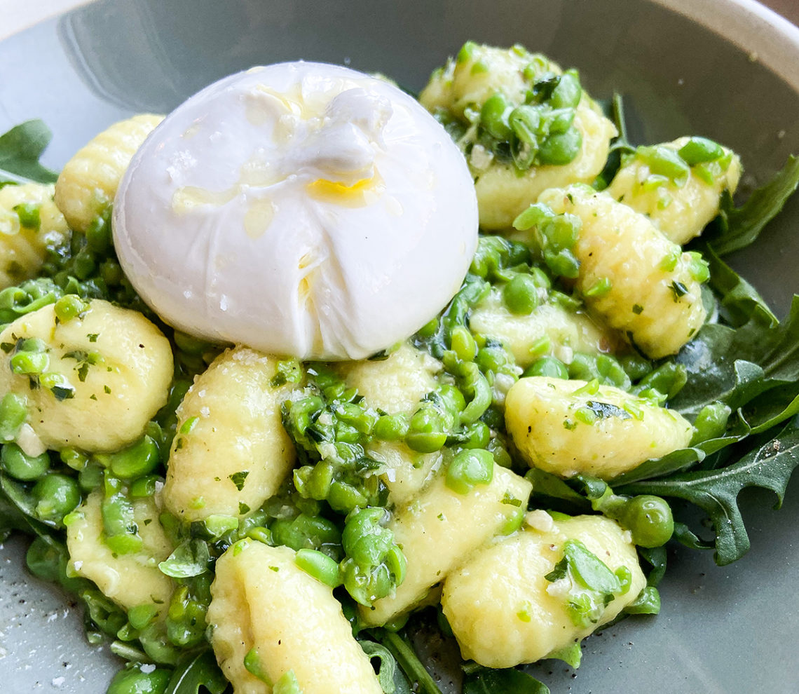 Gnocchi met verse doperwten, pesto en burrata