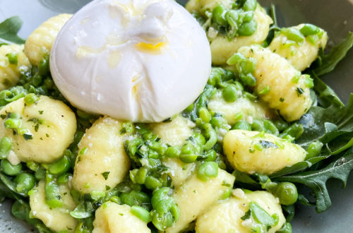 Gnocchi met verse doperwten, pesto en burrata