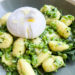 Gnocchi met verse doperwten, pesto en burrata