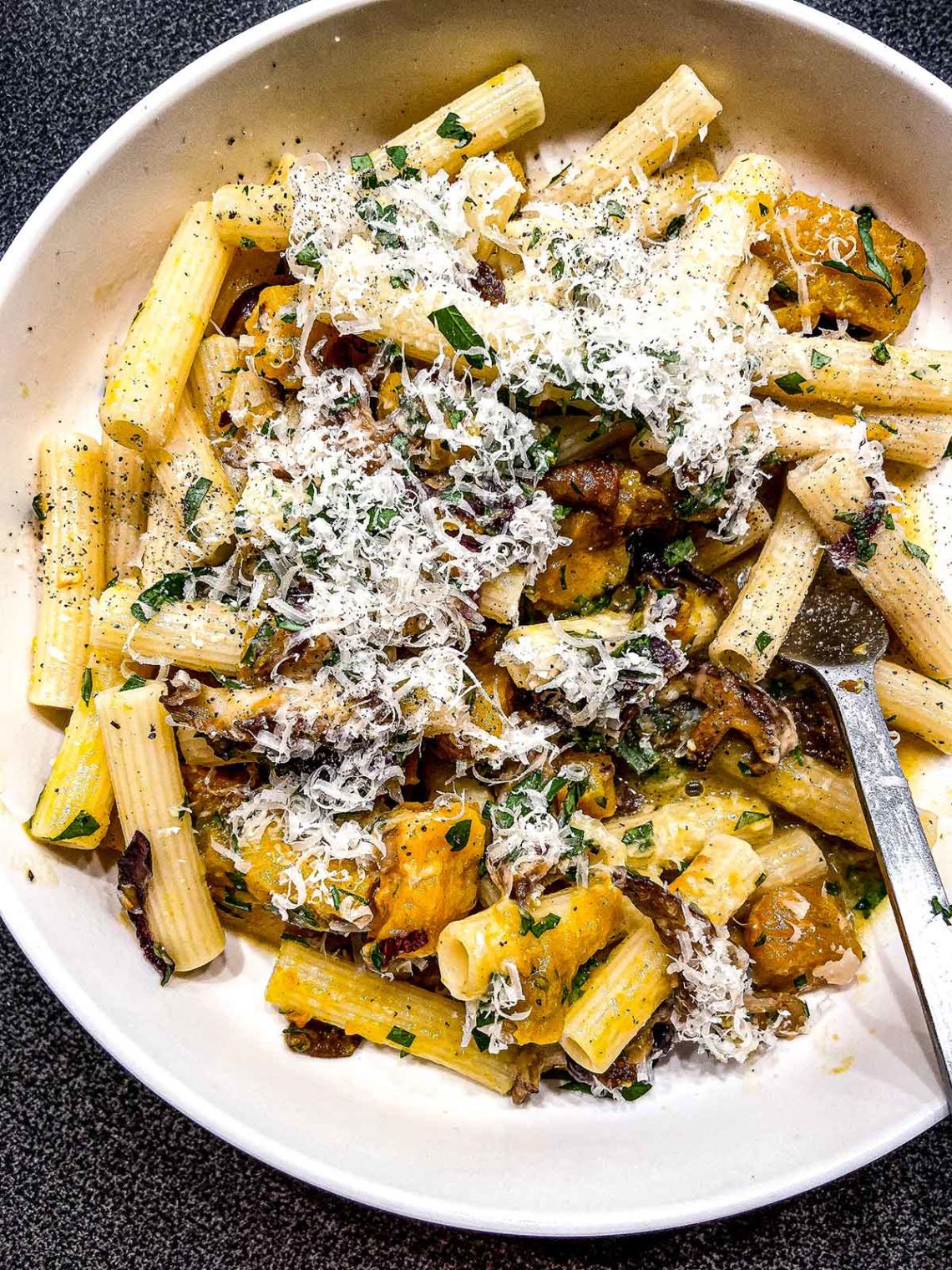 Cacio e pepe met pompoen, paddestoelen en truffel