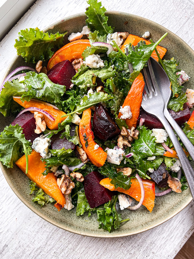 Salade met geroosterde pompoen, bietjes, blauwe kaas en walnoten