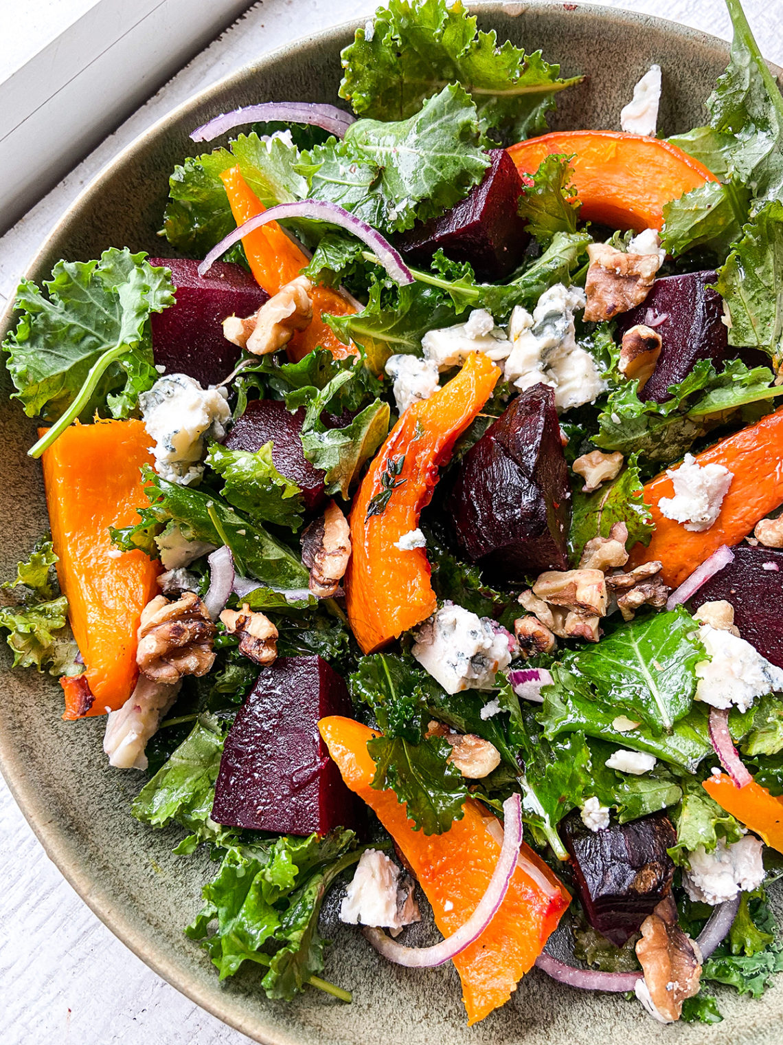 Salade met geroosterde pompoen, bietjes, blauwe kaas en walnoten