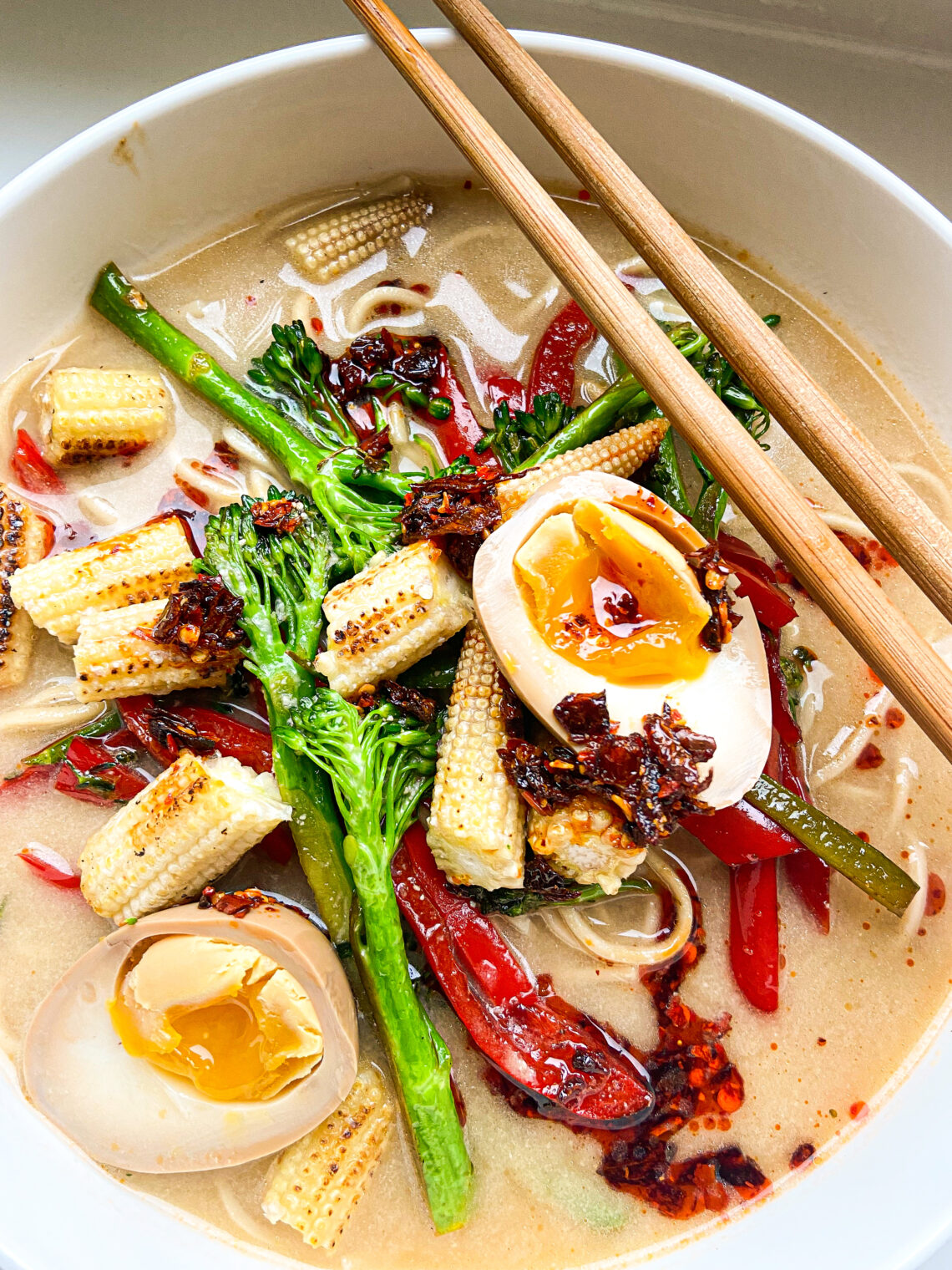 Vegetarische miso ramen met tofu, soja eitjes en chili crisp oil