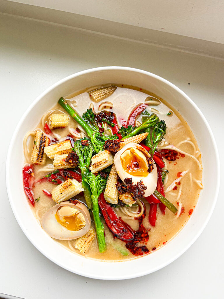 Vegetarische miso ramen met tofu, soja eitjes en chili crisp oil