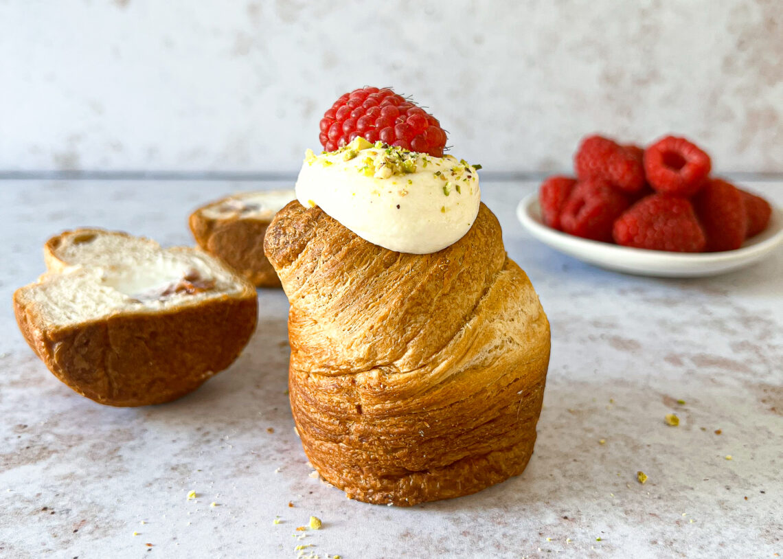 Cruffins met witte chocolade en frambozen