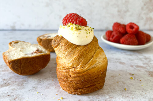 Cruffins met witte chocolade en frambozen