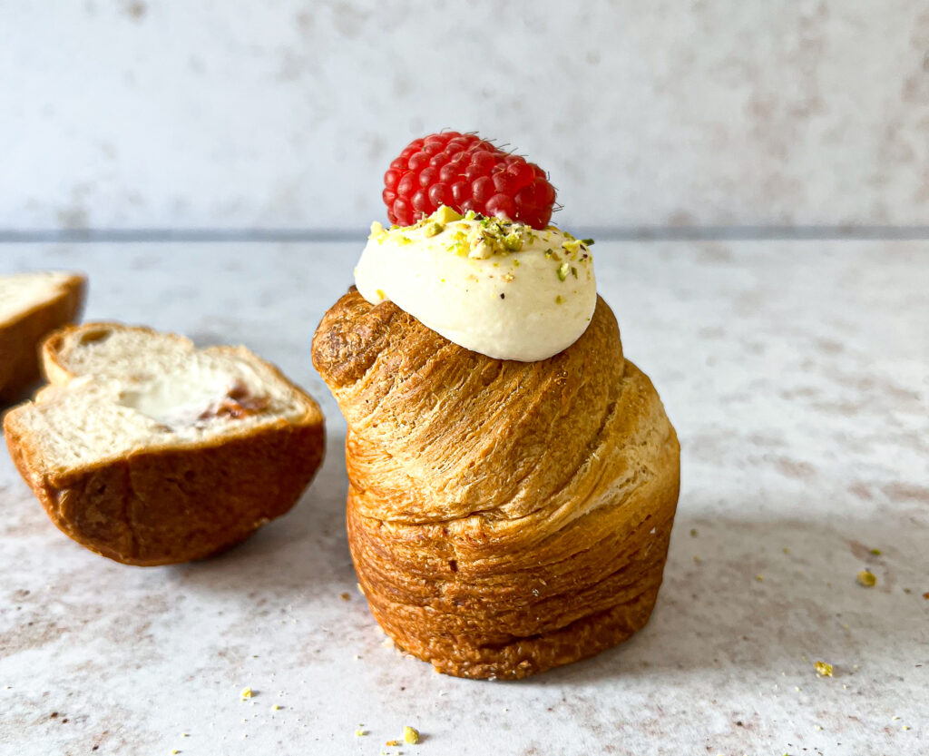 Cruffins met witte chocolade en frambozen