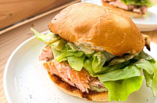 Pulledzalmburger met pestomayonaise barbecue