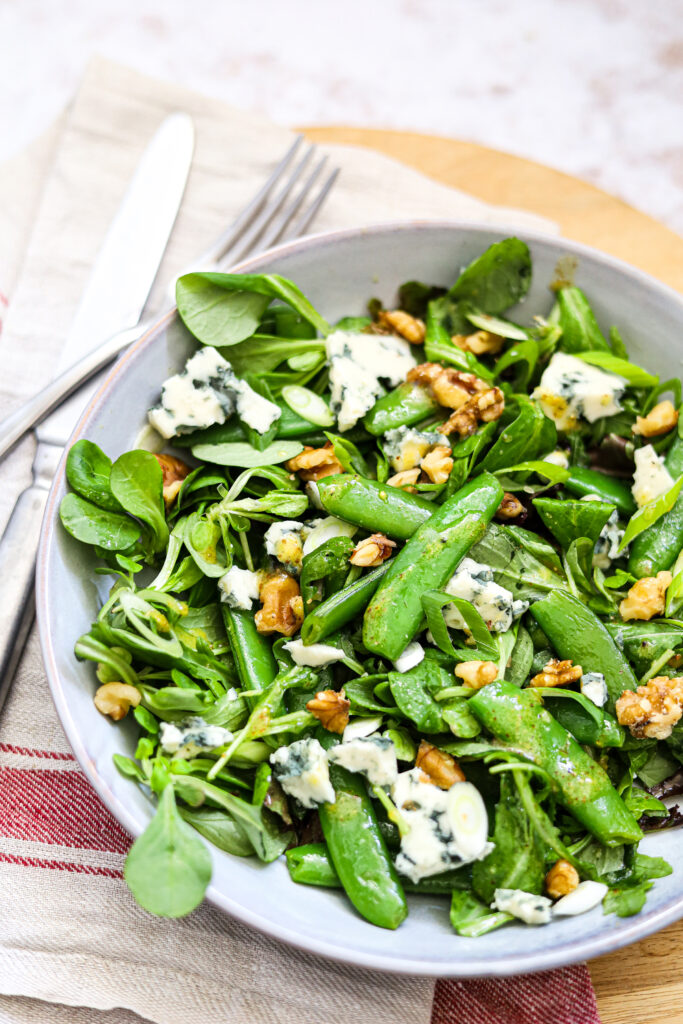 Salade met sugar snaps, Roquefort en walnoten