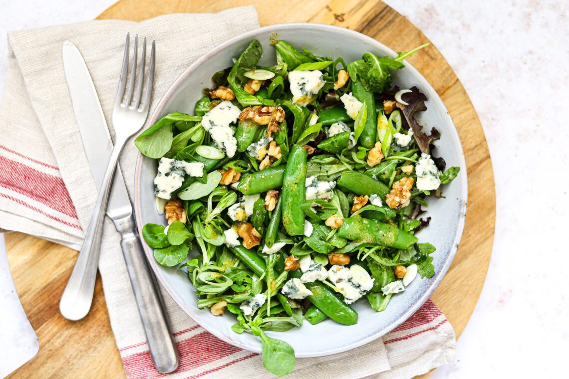 Salade met sugar snaps, Roquefort en walnoten