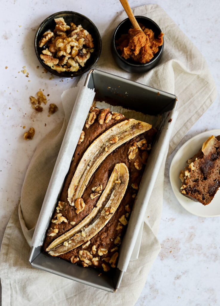 Makkelijk bananenbrood met chocolade en miso