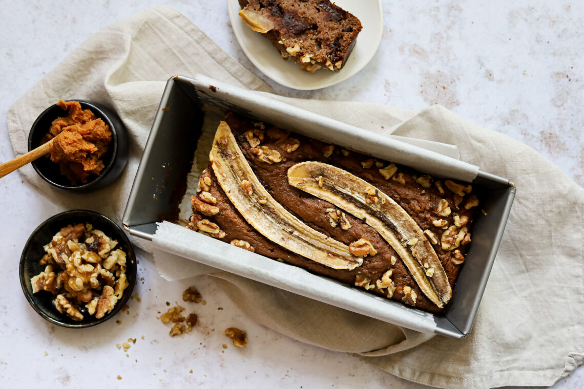 Makkelijk bananenbrood met chocolade en miso