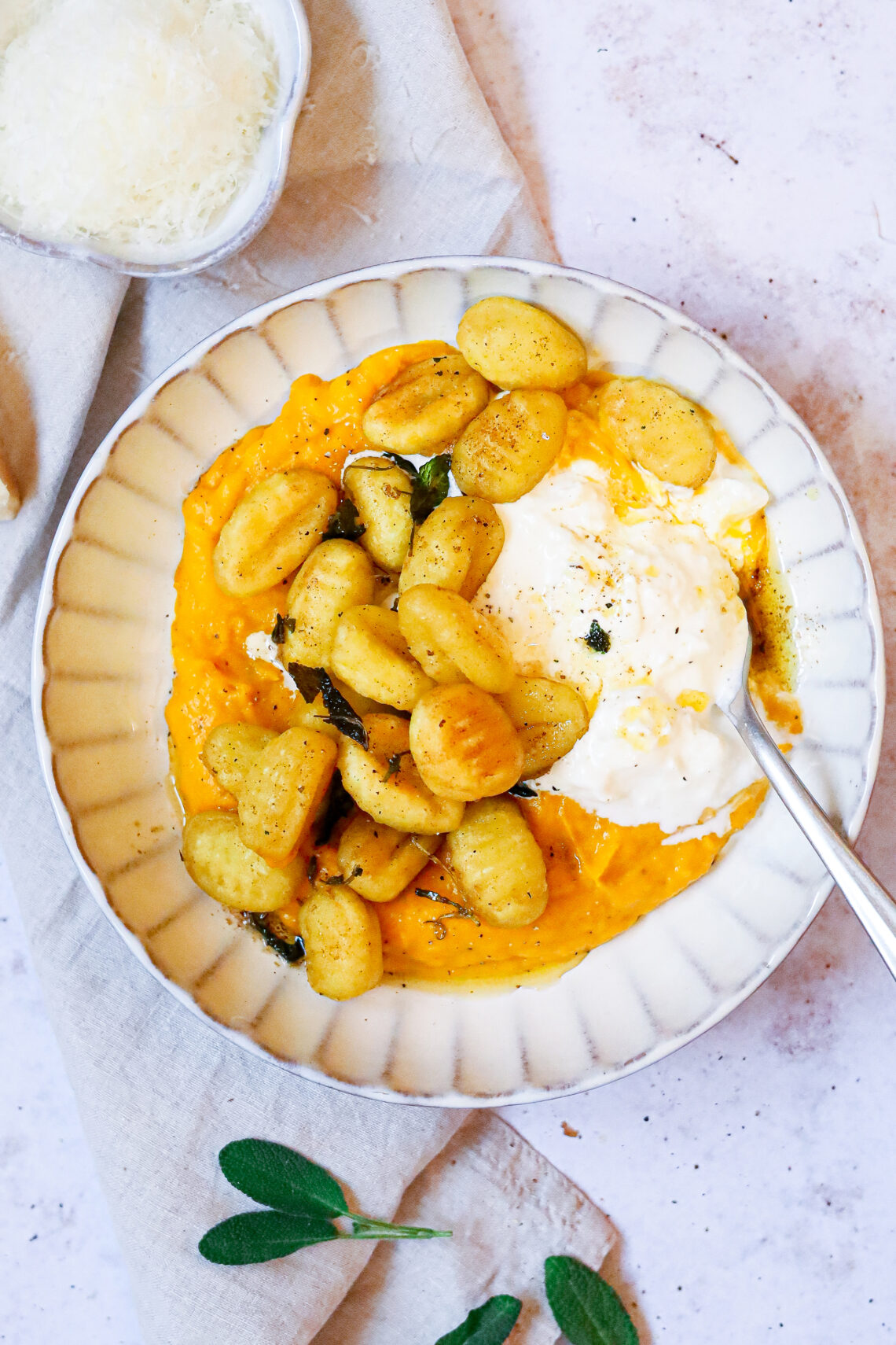 Vegetarische gnocchi met pompoen, salieboter en burrata