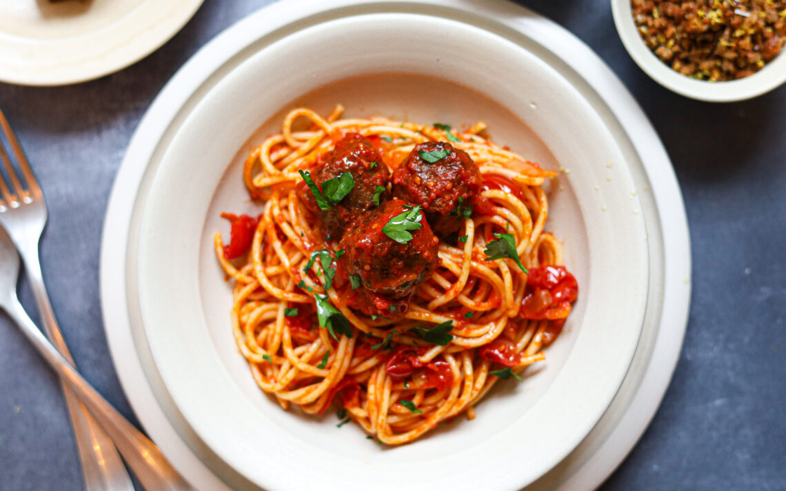 Vegetarische spaghetti met gehaktballetjes in tomatensaus