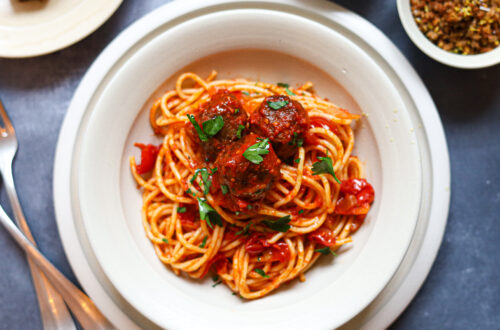 Vegetarische spaghetti met gehaktballetjes in tomatensaus