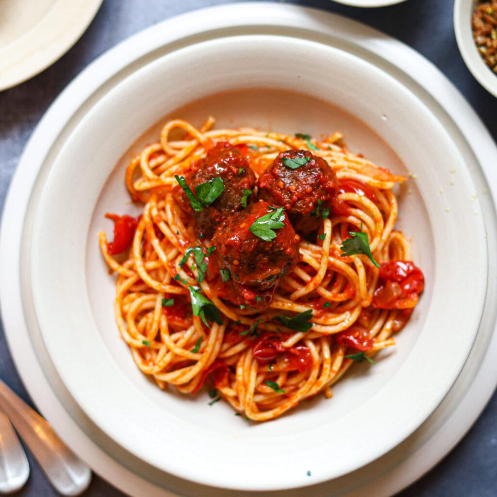 Vegetarische spaghetti met gehaktballetjes in tomatensaus