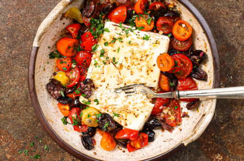 Baked fetadip met hot honey en sesam