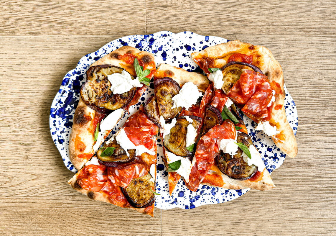 Pinsa met burrata, pittige salami en aubergine