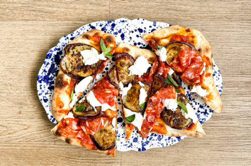 Pinsa met burrata, pittige salami en aubergine
