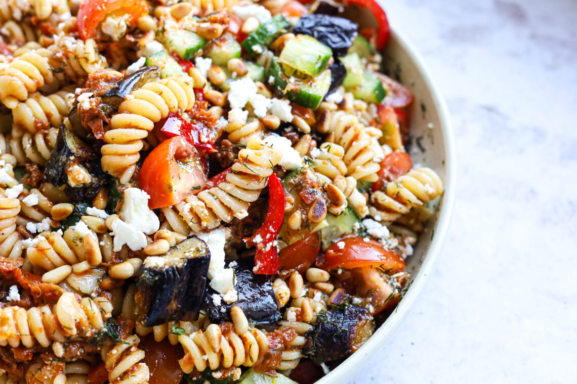 Griekse pastasalade met rode pesto, aubergine en feta
