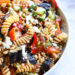 Griekse pastasalade met rode pesto, aubergine en feta