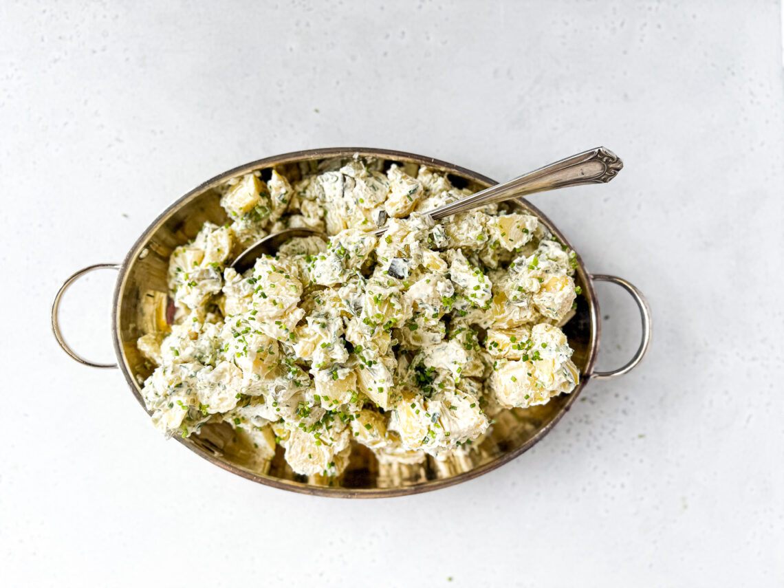 Ouderwetse aardappelsalade met augurk en creme fraiche