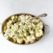 Ouderwetse aardappelsalade met augurk en creme fraiche