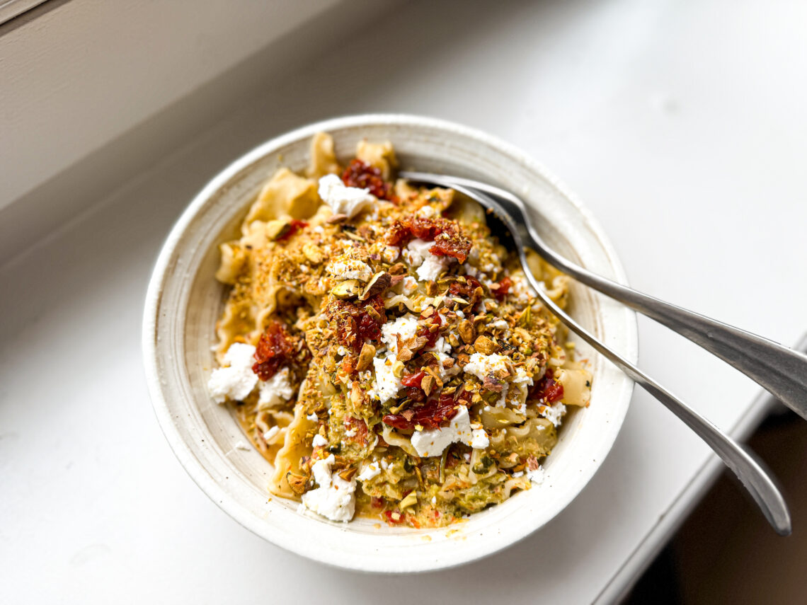 Vegetarische pasta met broccoli-paprikasaus, feta en pistache