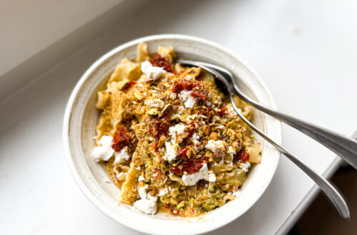 Vegetarische pasta met broccoli-paprikasaus, feta en pistache