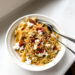Vegetarische pasta met broccoli-paprikasaus, feta en pistache
