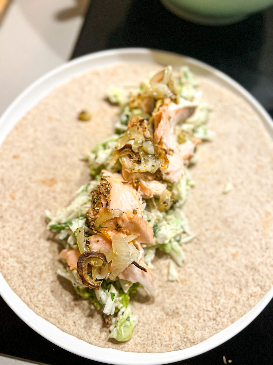 Wraps met avocado, venkelsla en zachtgegaarde zalm met kruidenkorst